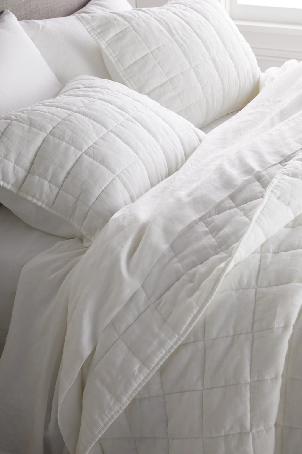 European Linen Box Quilted Sham Set - Standard / White
