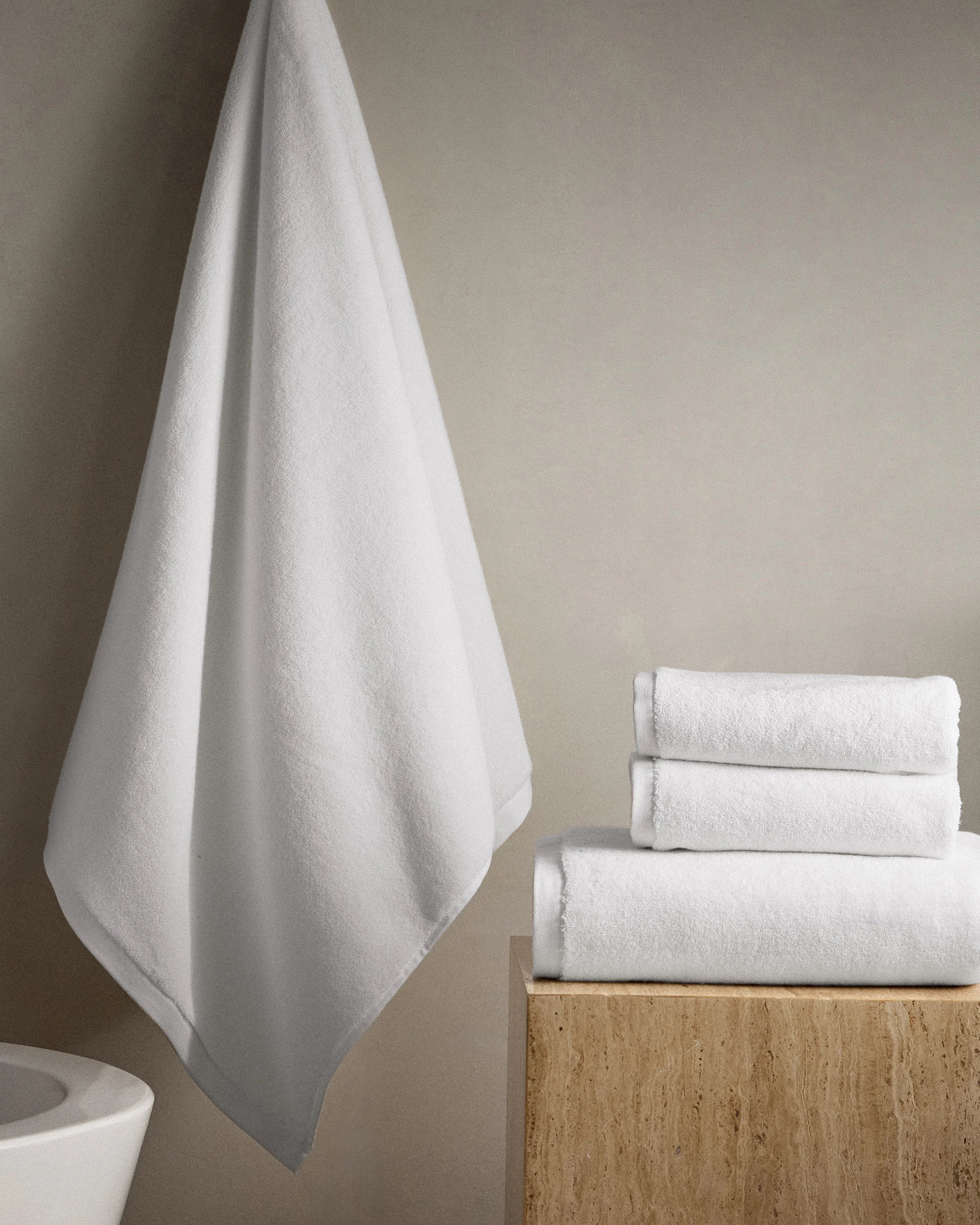 Plush Organic Turkish Cotton Bath Bundle (4 pieces) - One Size / White Secondary image