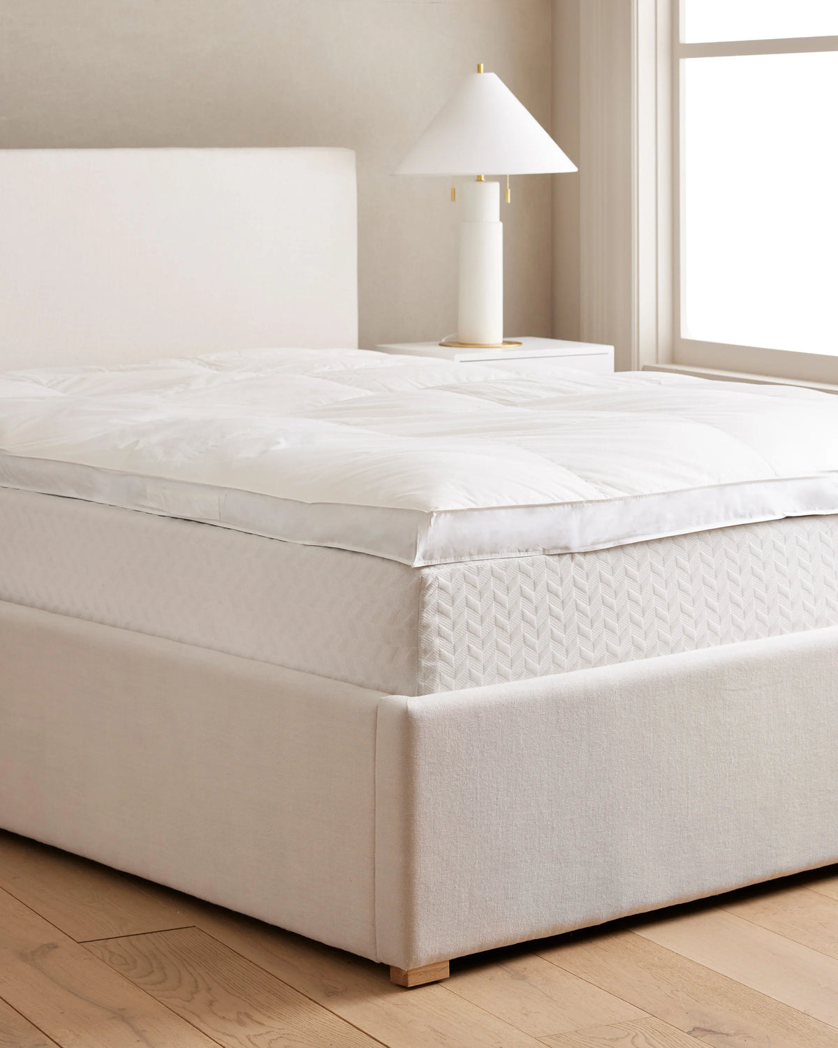 Luxe Downtop Featherbed Mattress Topper - Queen / White Main image