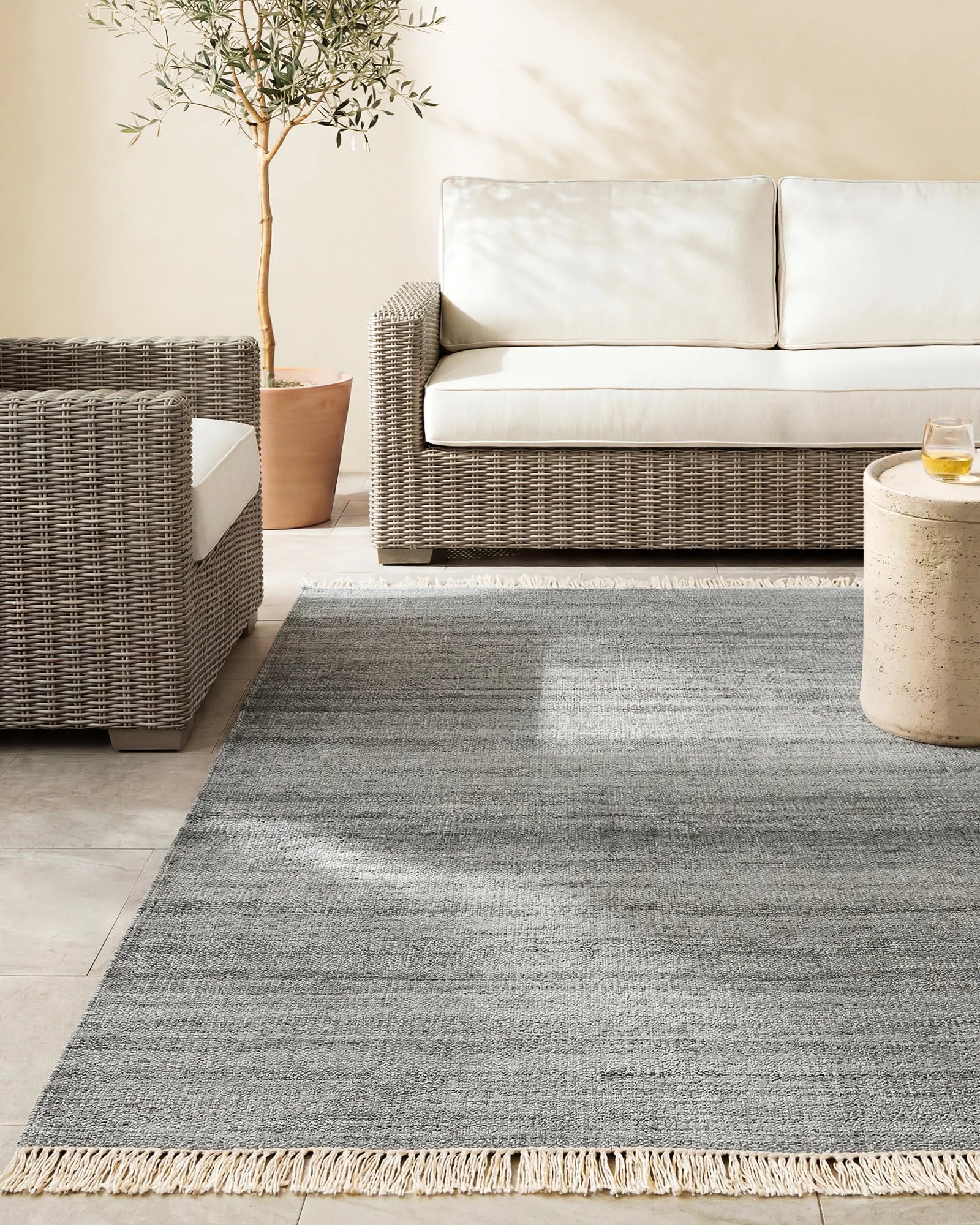 Sloane Indoor/Outdoor Rug - 5' x 8' / Silver Secondary image